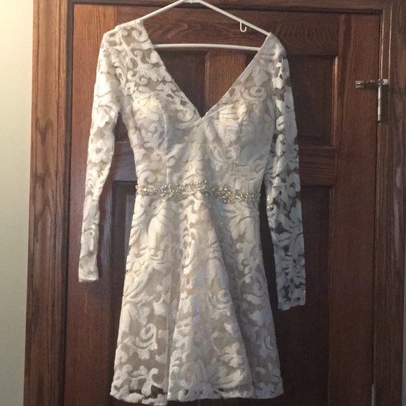 White and gold homecoming dress. - Picture 4 of 7